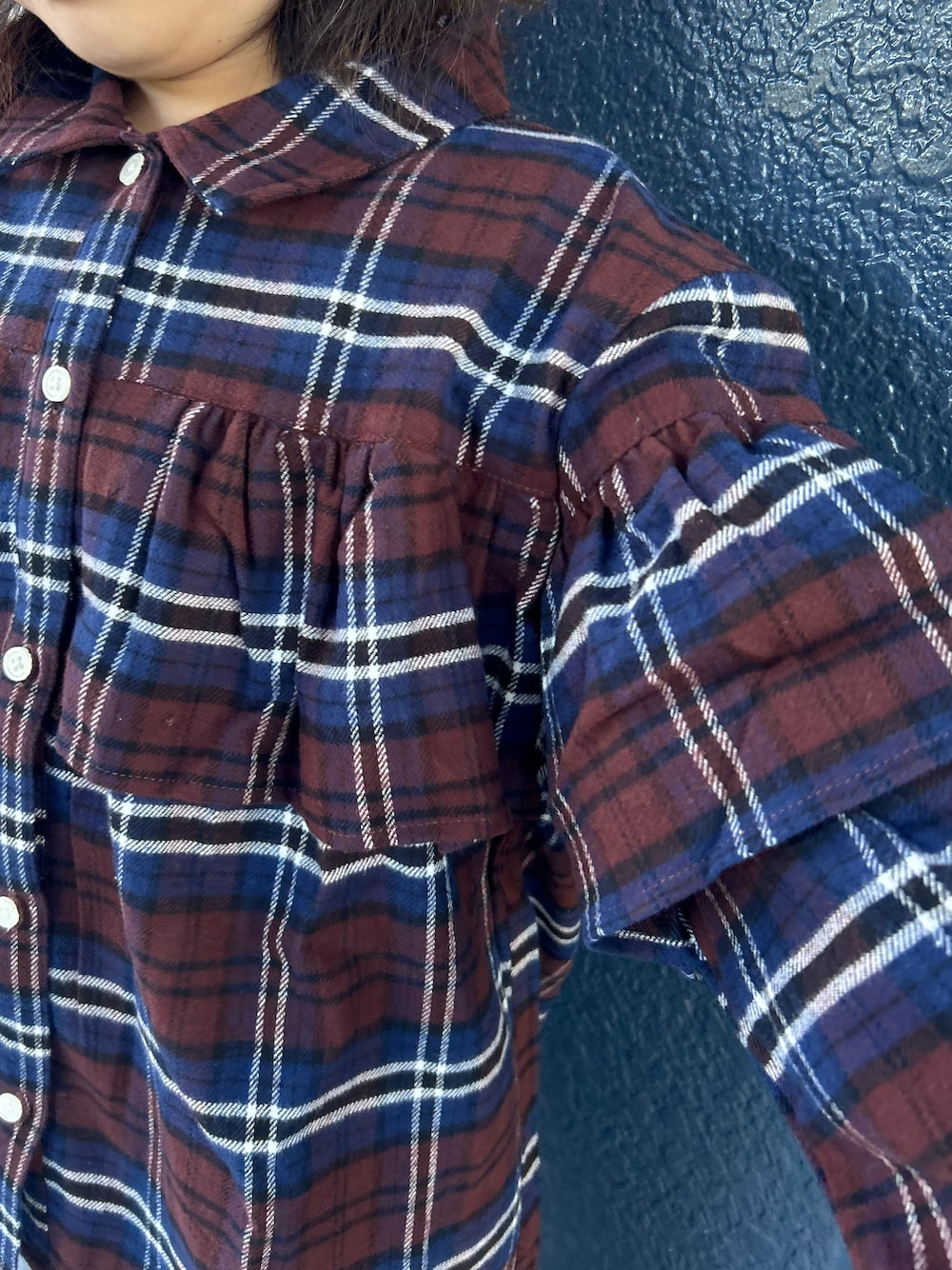 ブラウン系のシャツ/ブラウス、ブルー系のその他パンツ、ホワイト系のTシャツ/カットソーを着用したキッズの秋コーディネートの7枚目の写真