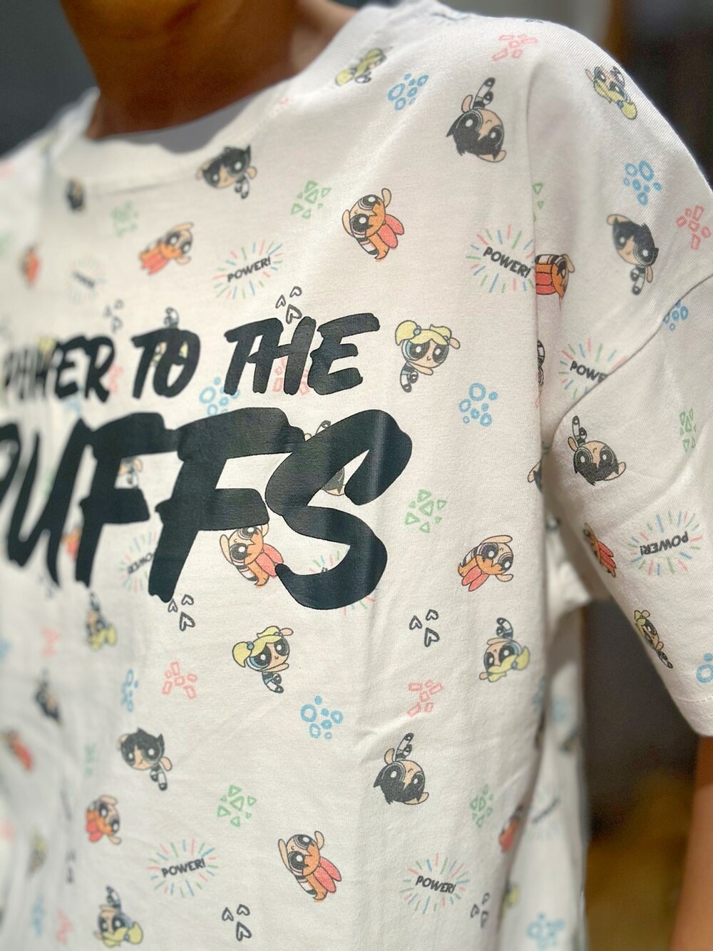 ホワイト系のTシャツ/カットソー、グレー系のベスト、グレー系のその他パンツを着用したレディースの夏コーディネートの7枚目の写真