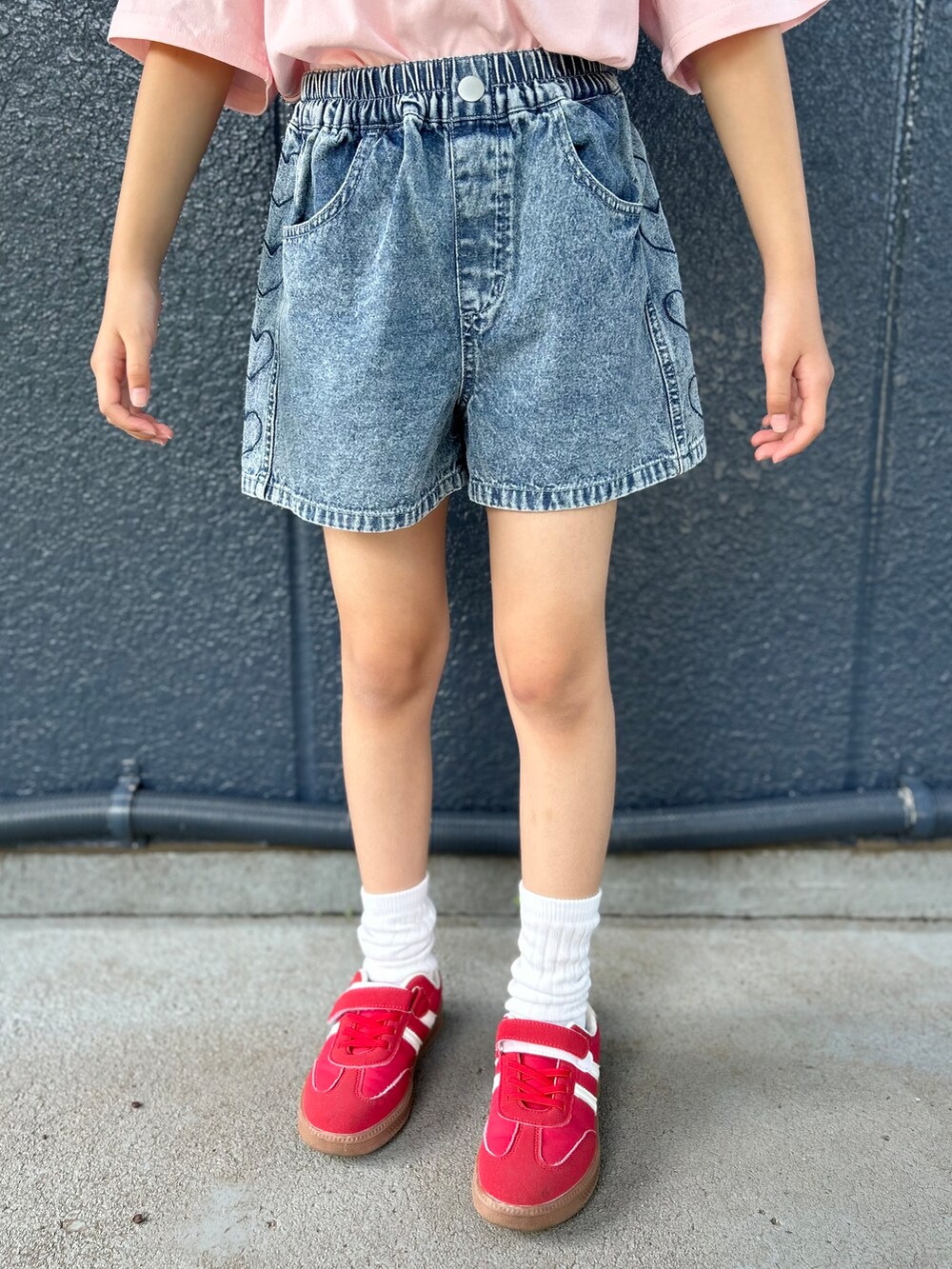 ピンク系のTシャツ/カットソー、ブルー系のその他パンツを着用したキッズの夏コーディネートの9枚目の写真