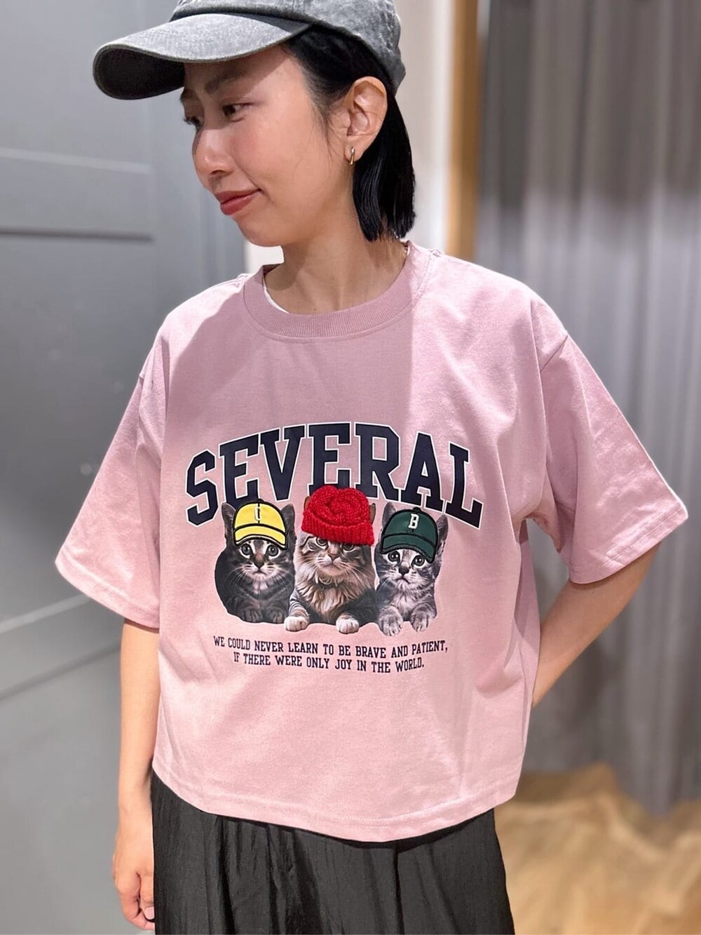 ピンク系のTシャツ/カットソー、ブラック系のその他パンツ、ブラック系のカーディガン/ボレロを着用したレディースの春コーディネートの6枚目の写真