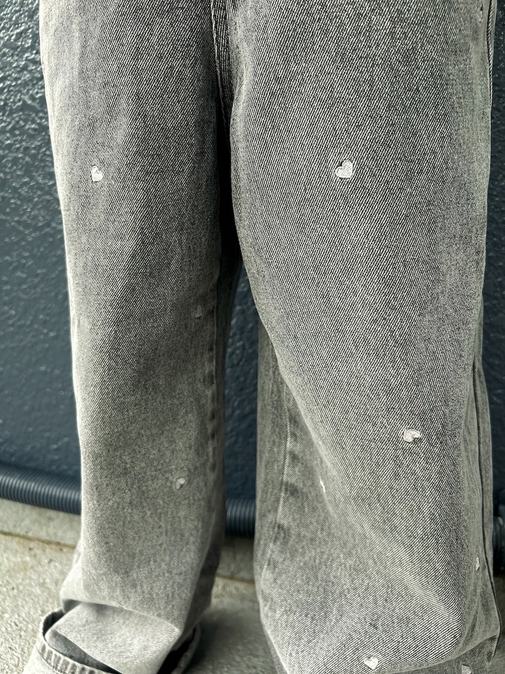 ブラック系のその他パンツ、ホワイト系のTシャツ/カットソー、ブラック系のキャップを着用したキッズの秋コーディネートの6枚目の写真