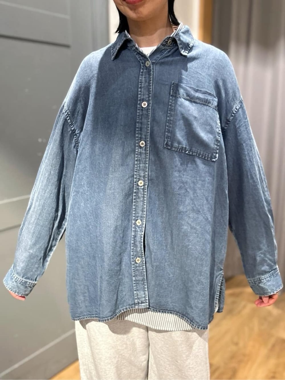 グレー系のその他パンツ、ブルー系のシャツ/ブラウス、ホワイト系のシャツ/ブラウスを着用したレディースの春コーディネートの7枚目の写真