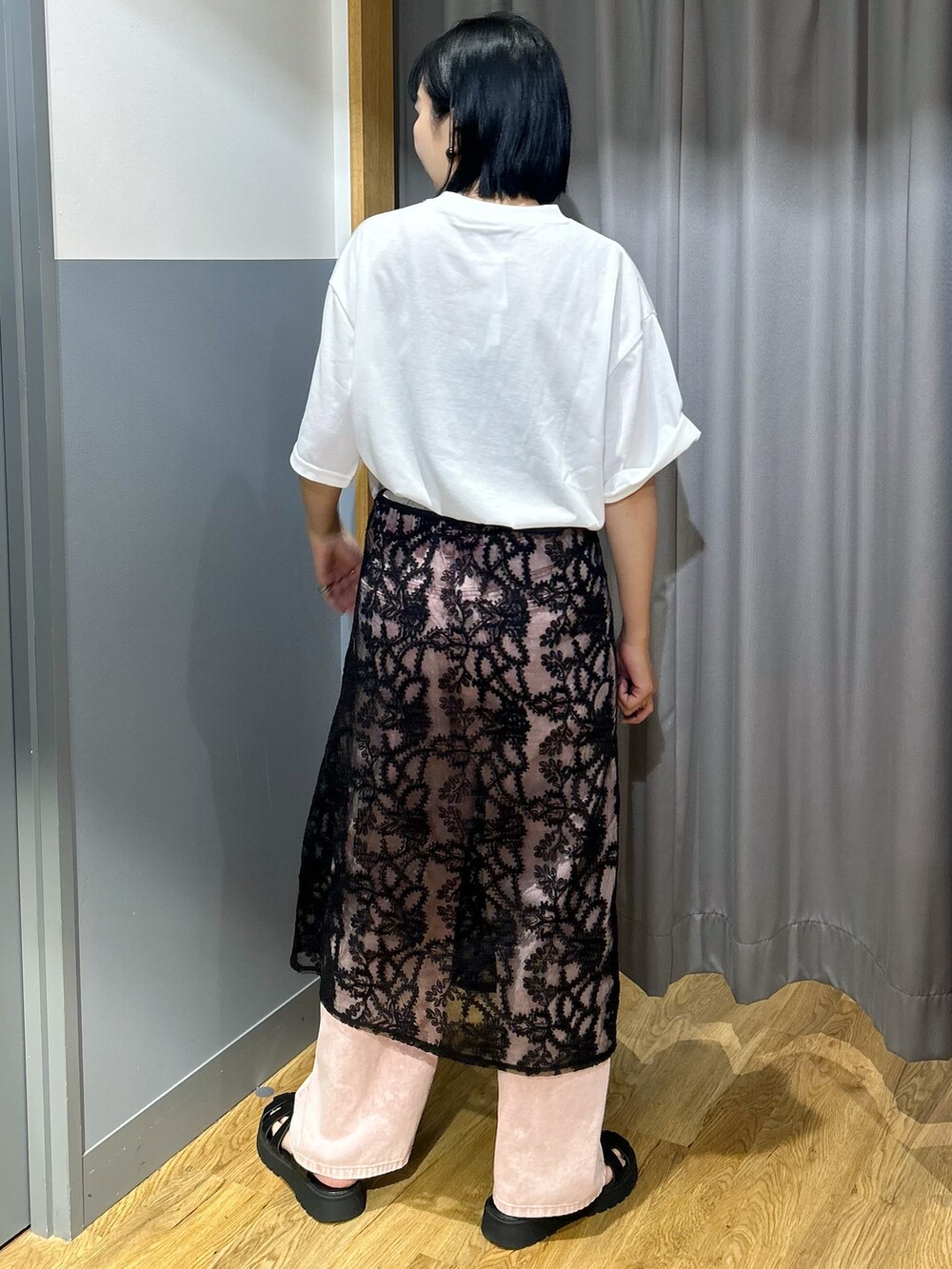 ホワイト系のTシャツ/カットソー、ピンク系のその他パンツ、ブラック系のスカートを着用したレディースの夏コーディネートの3枚目の写真