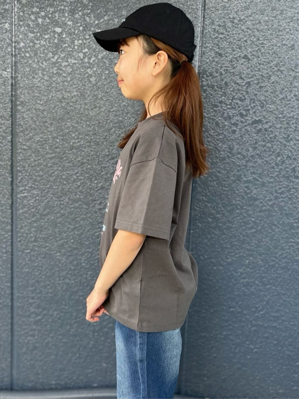 グレー系のTシャツ/カットソー、ブルー系のデニムパンツ、パープル系のバックパック/リュックを着用したキッズの春コーディネートの7枚目の写真
