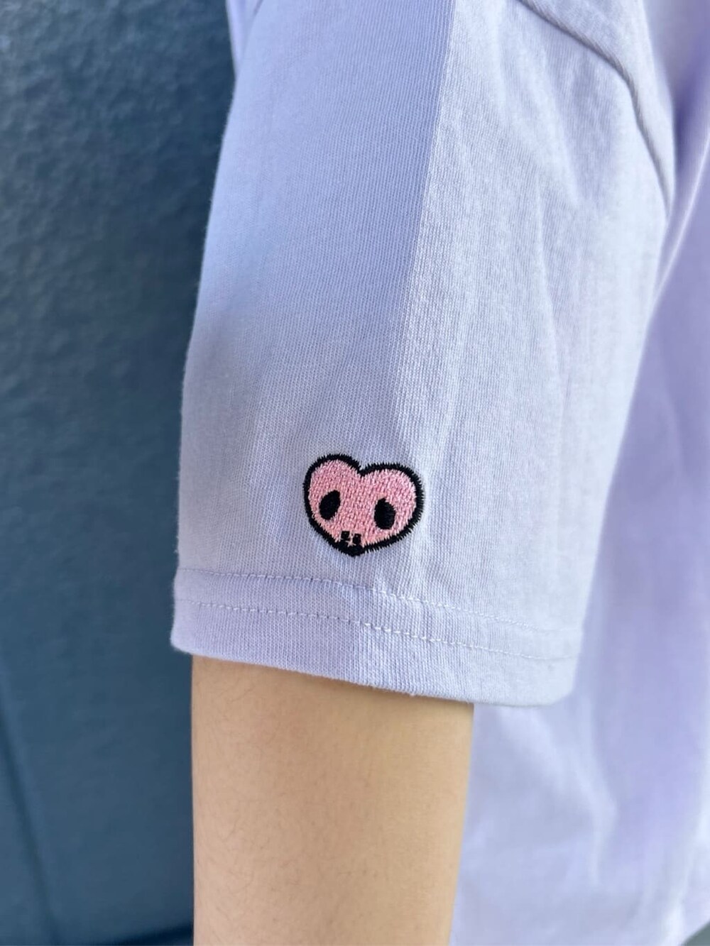 パープル系のTシャツ/カットソー、ブラック系のその他パンツ、ブラック系のショルダーバッグを着用したキッズの春コーディネートの6枚目の写真