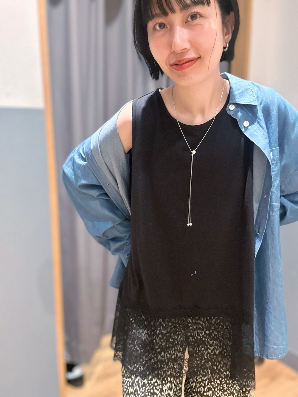 ブラック系のTシャツ/カットソー、ブルー系のシャツ/ブラウス、グレー系のその他パンツを着用したレディースの夏コーディネートの5枚目の写真