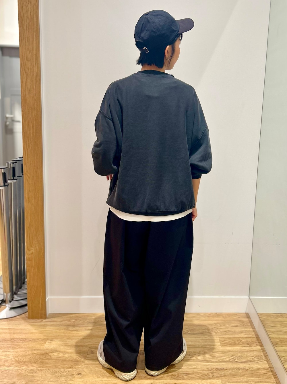 グレー系のスウェット、ブラック系のその他パンツ、ブラック系のトートバッグを着用したレディースの秋コーディネートの3枚目の写真