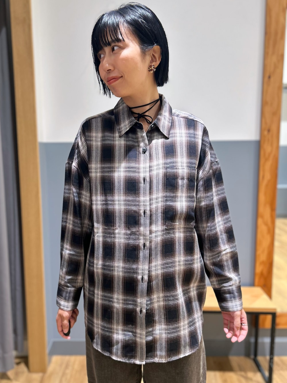 ブラック系のベスト、ブラック系のシャツ/ブラウス、ブラウン系のその他パンツを着用したレディースの秋コーディネートの4枚目の写真