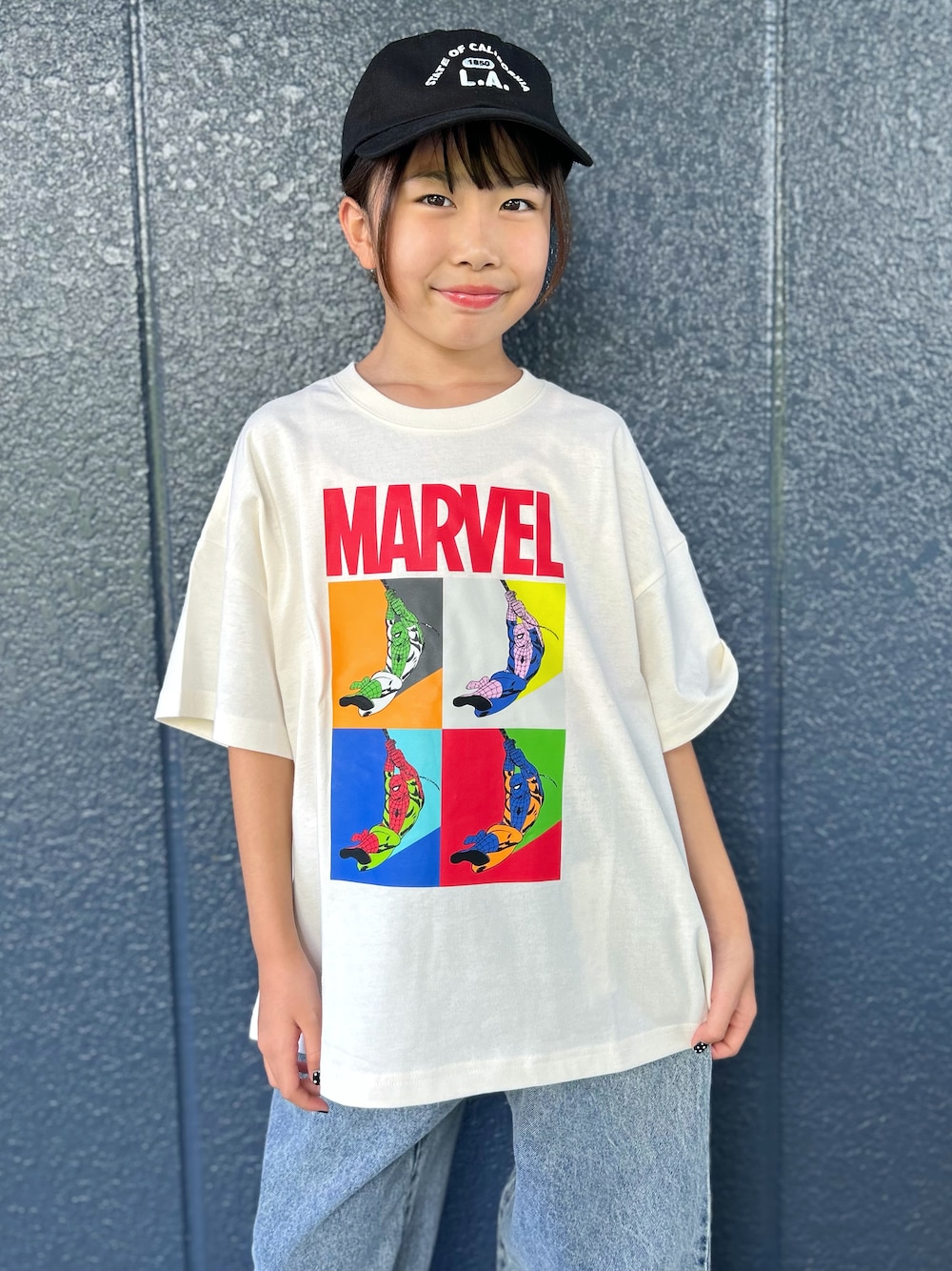 ホワイト系のTシャツ/カットソー、ブルー系のデニムパンツ、ブラック系のキャップを着用したキッズの夏コーディネートの4枚目の写真