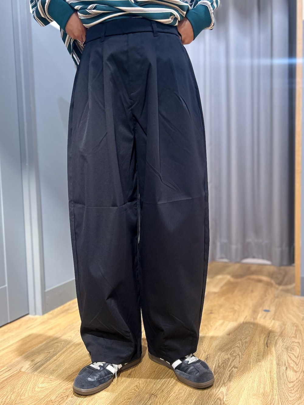 グリーン系のTシャツ/カットソー、ブラック系のその他パンツ、ブラック系のショルダーバッグを着用したレディースの秋コーディネートの6枚目の写真