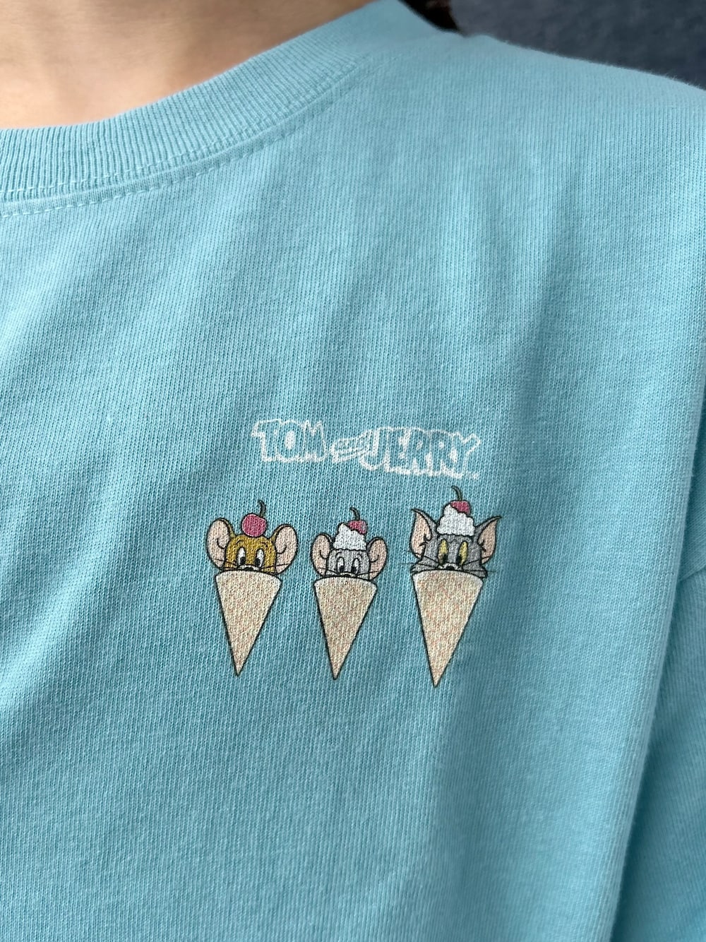 ブルー系のTシャツ/カットソー、イエロー系のその他パンツを着用したキッズの夏コーディネートの8枚目の写真