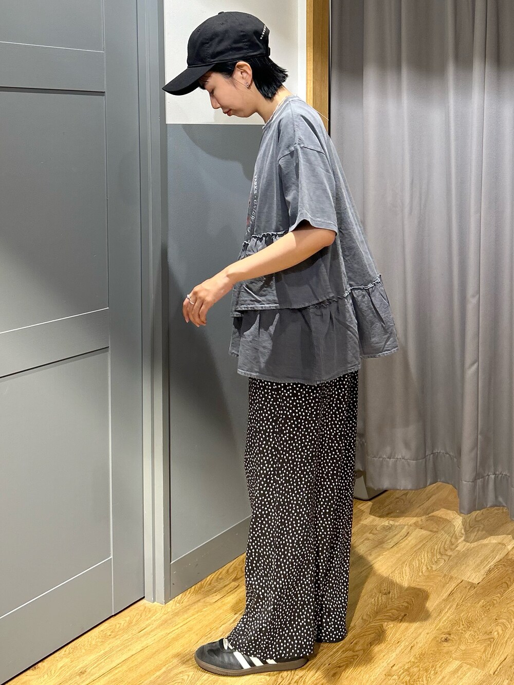 グレー系のTシャツ/カットソー、ホワイト系のその他パンツ、グレー系のショルダーバッグを着用したレディースの夏コーディネートの3枚目の写真