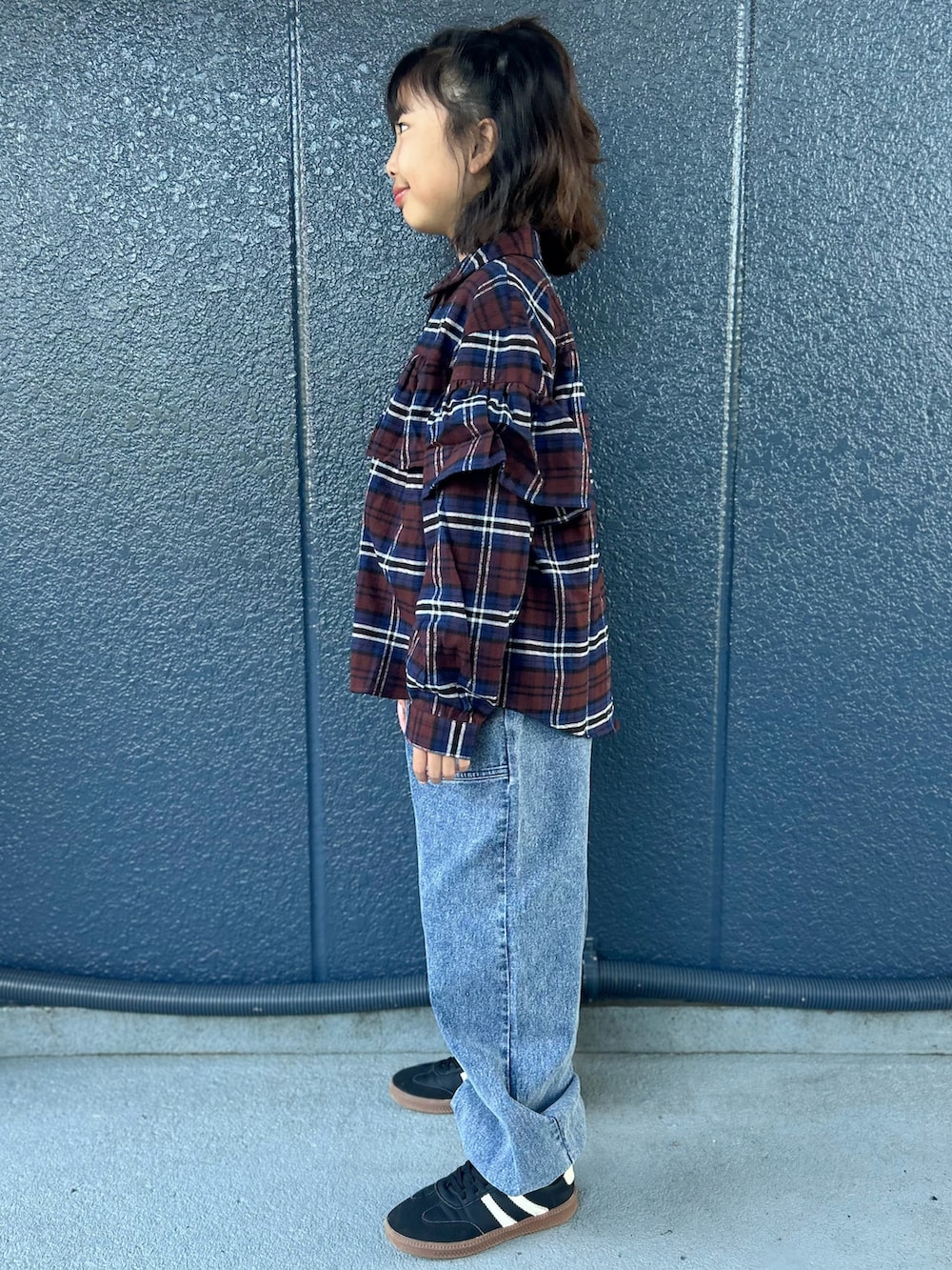 ブラウン系のシャツ/ブラウス、ブルー系のその他パンツ、ホワイト系のTシャツ/カットソーを着用したキッズの秋コーディネートの2枚目の写真