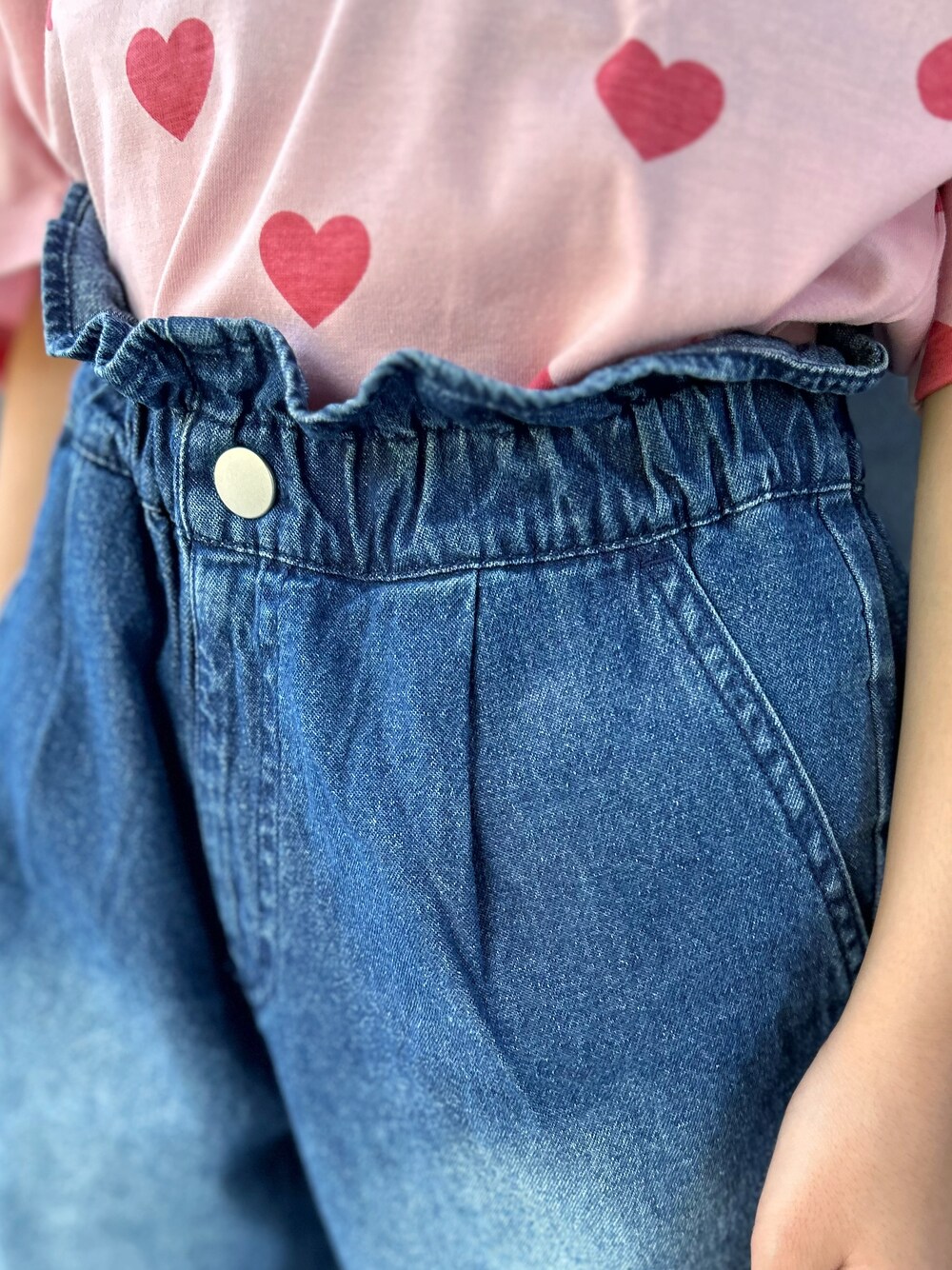 ピンク系のTシャツ/カットソー、ブルー系のその他パンツ、ピンク系のショルダーバッグを着用したキッズの夏コーディネートの7枚目の写真