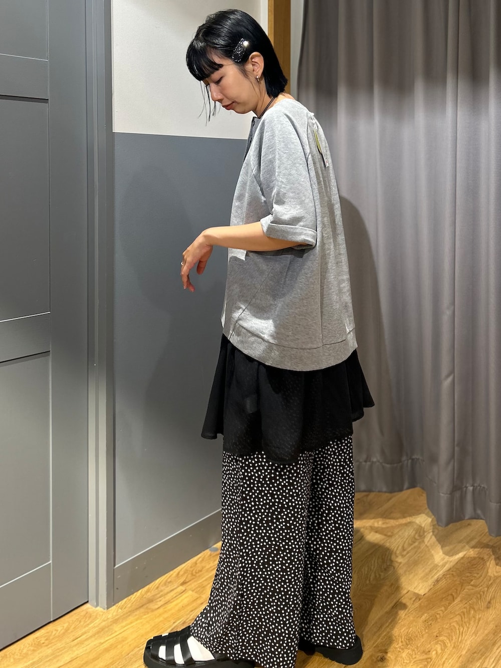 グレー系のその他トップス、ブラック系のベスト、ホワイト系のその他パンツを着用したレディースの夏コーディネートの3枚目の写真