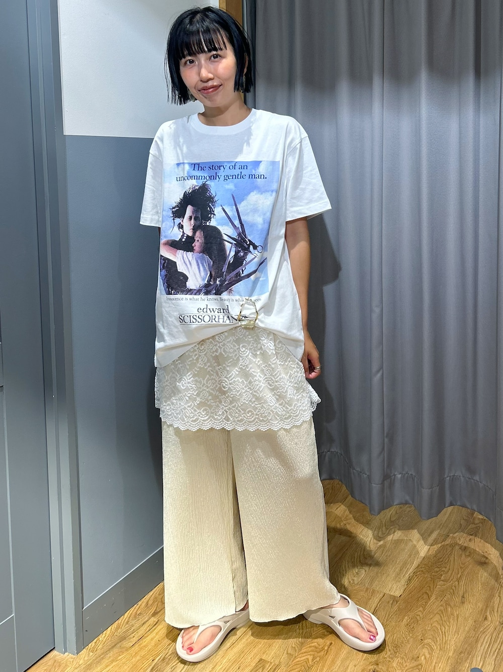 ホワイト系のTシャツ/カットソー、ベージュ系のその他パンツ、ホワイト系のサンダルを着用したレディースの夏コーディネートの2枚目の写真