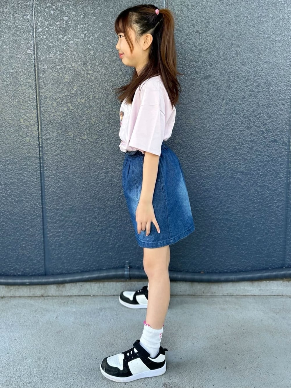 ピンク系のTシャツ/カットソー、ブルー系のデニムスカート、パープル系のパーカーを着用したキッズの春コーディネートの5枚目の写真
