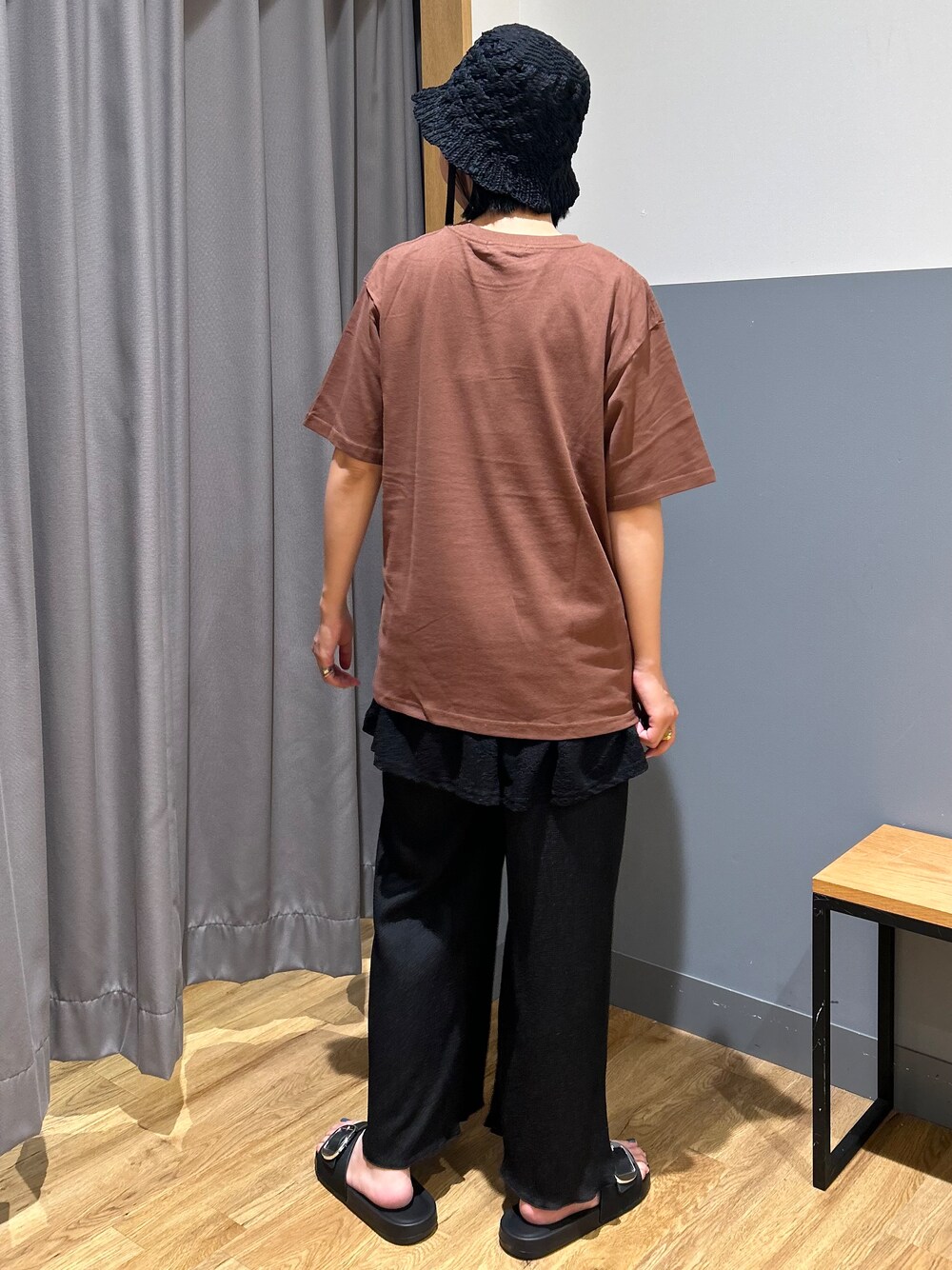 ブラウン系のTシャツ/カットソー、ブラック系のその他パンツ、ブラック系のTシャツ/カットソーを着用したレディースの夏コーディネートの3枚目の写真