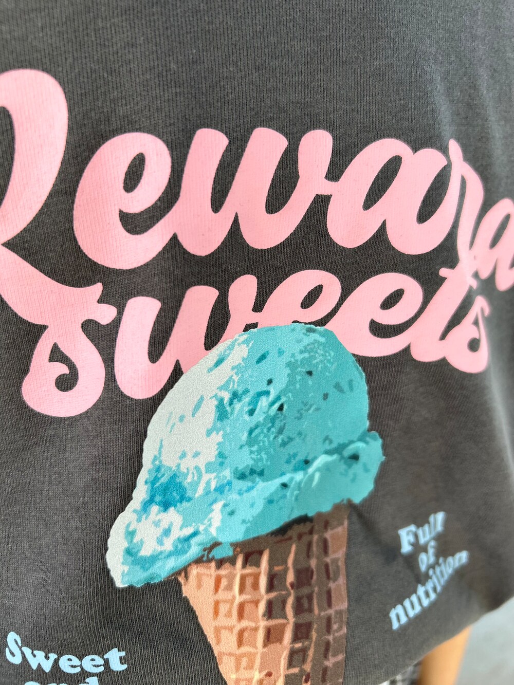 グレー系のTシャツ/カットソー、ブラック系のその他パンツ、ブラック系のショルダーバッグを着用したキッズの夏コーディネートの5枚目の写真