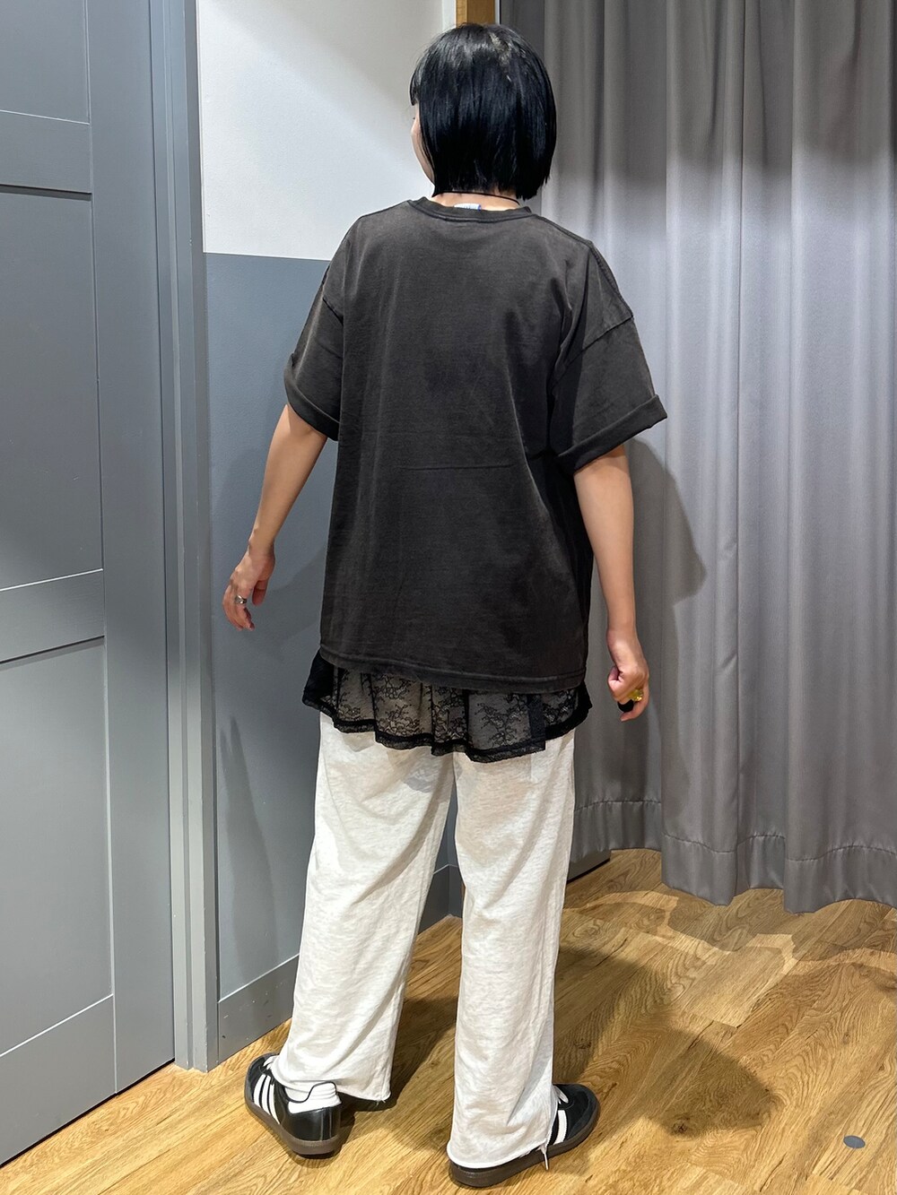 ブラック系のTシャツ/カットソー、グレー系のその他パンツを着用したレディースの夏コーディネートの3枚目の写真