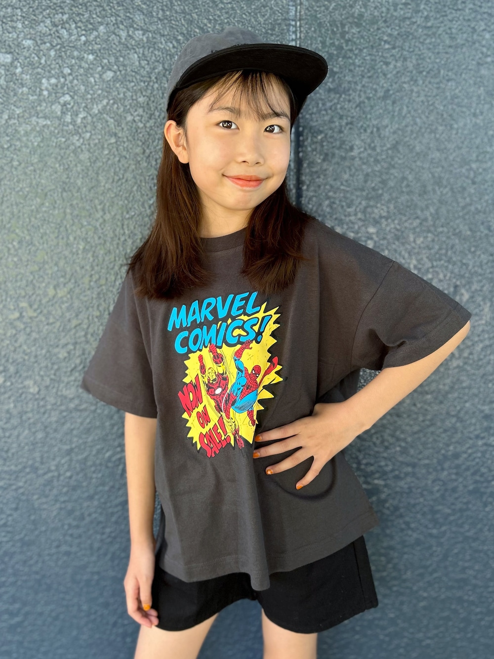 ブラック系のTシャツ/カットソー、ブラック系のその他パンツを着用したキッズの夏コーディネートの4枚目の写真