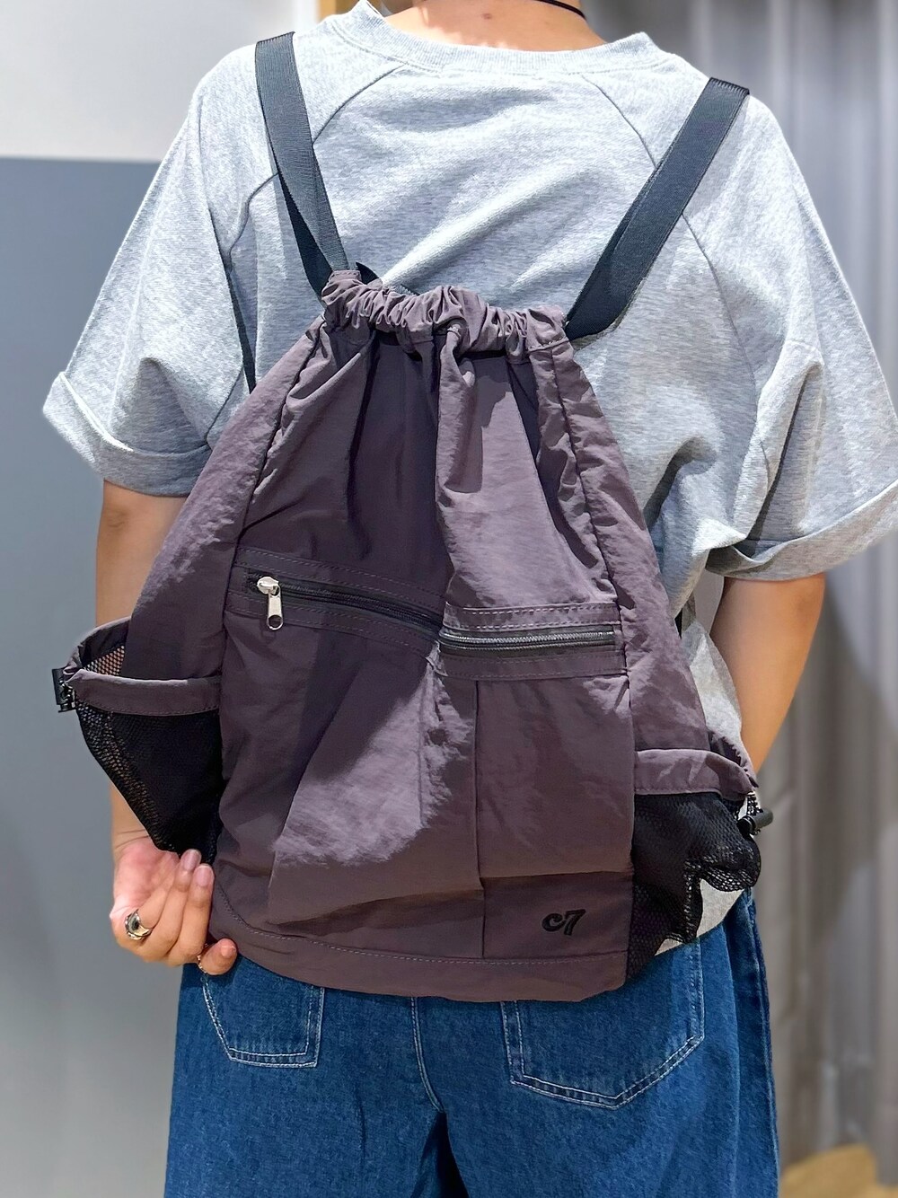 グレー系のその他トップス、グレー系のバックパック/リュック、ブルー系のその他パンツを着用したレディースの夏コーディネートの9枚目の写真