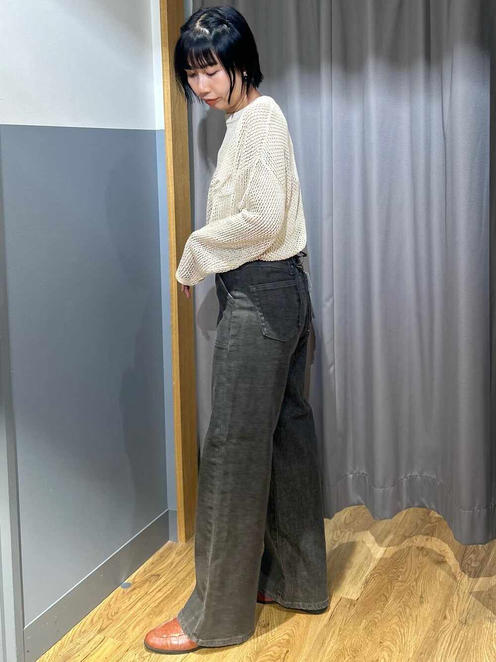 ホワイト系のニット/セーター、ブラウン系のその他パンツ、ブラック系のショルダーバッグを着用したレディースの夏コーディネートの3枚目の写真