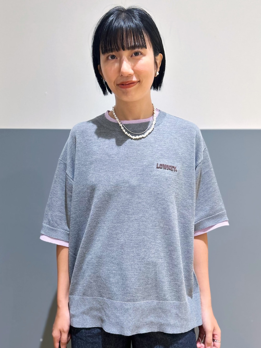 グレー系のニット/セーター、ブルー系のその他トップス、ブルー系のデニムパンツを着用したレディースの夏コーディネートの5枚目の写真