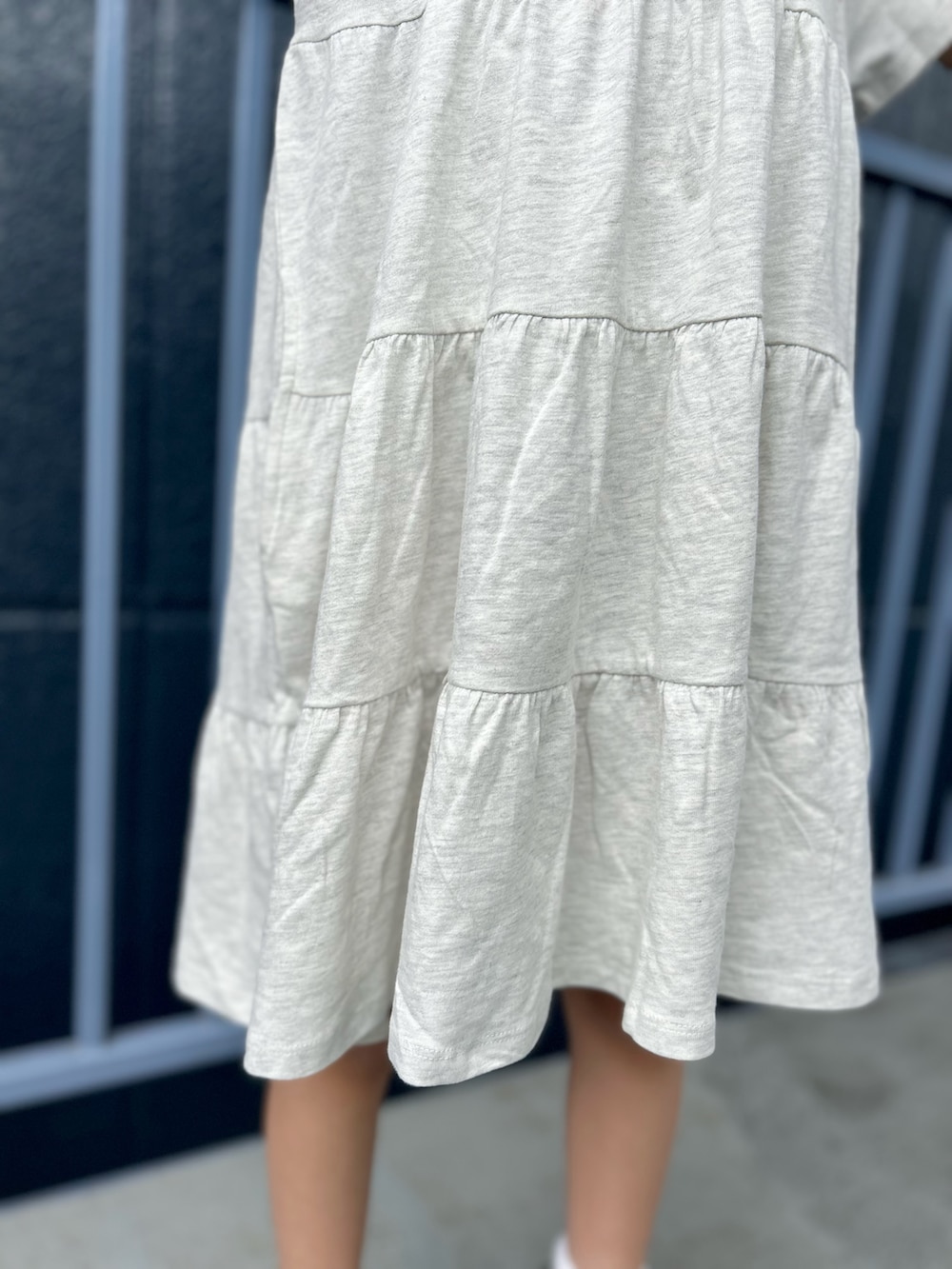 ブルー系のデニムパンツ、ホワイト系のルームワンピース、ブラック系のバンダナ/スカーフを着用したキッズの夏コーディネートの7枚目の写真