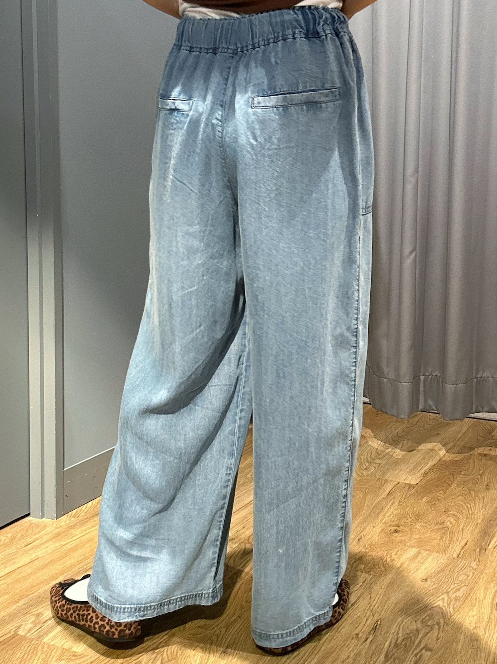ブラウン系のTシャツ/カットソー、ブルー系のデニムパンツ、ホワイト系のスカートを着用したレディースの夏コーディネートの9枚目の写真