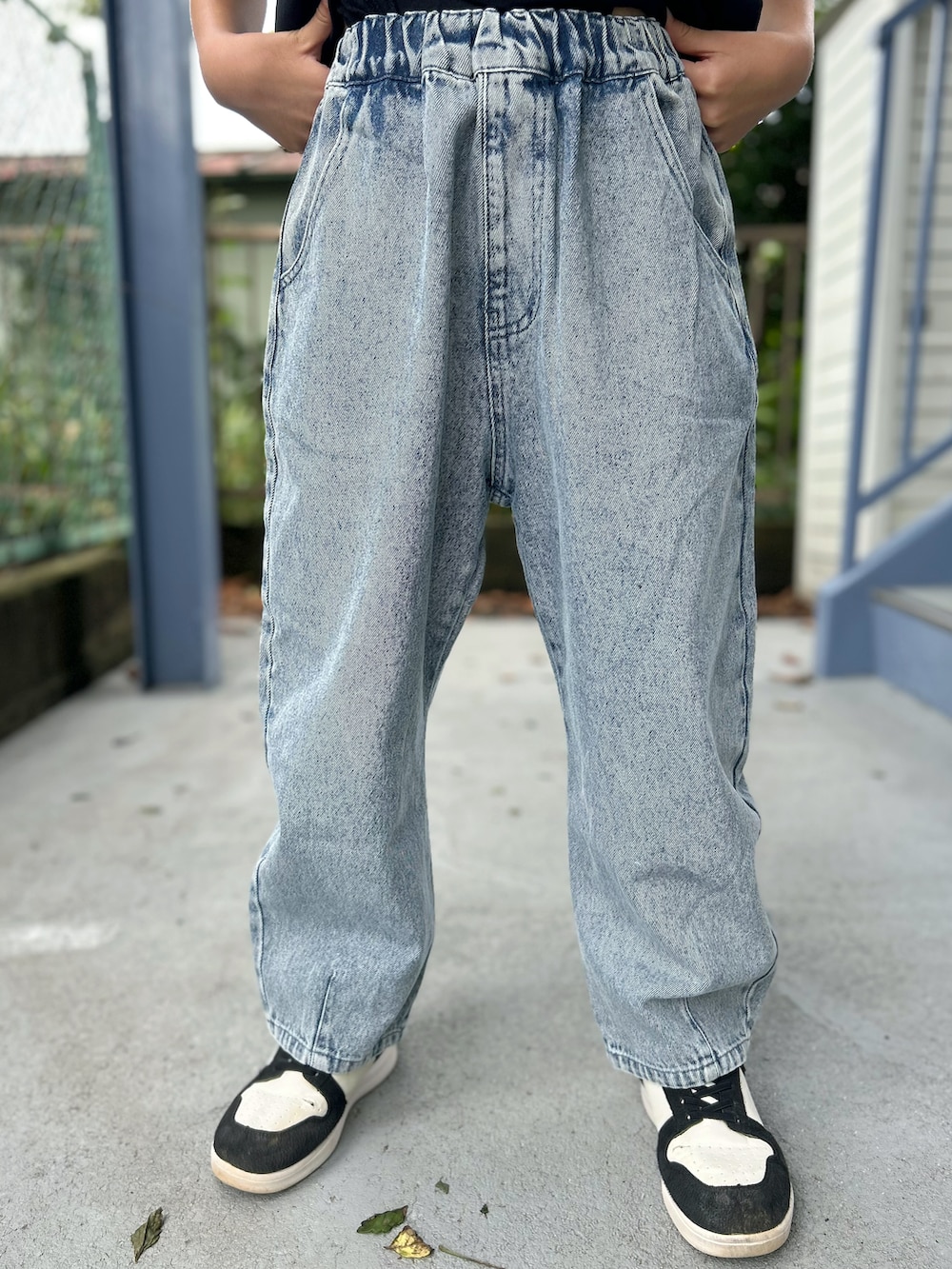 ブラック系のTシャツ/カットソー、ブラック系のシャツ/ブラウス、ブルー系のその他パンツを着用したキッズの秋コーディネートの8枚目の写真