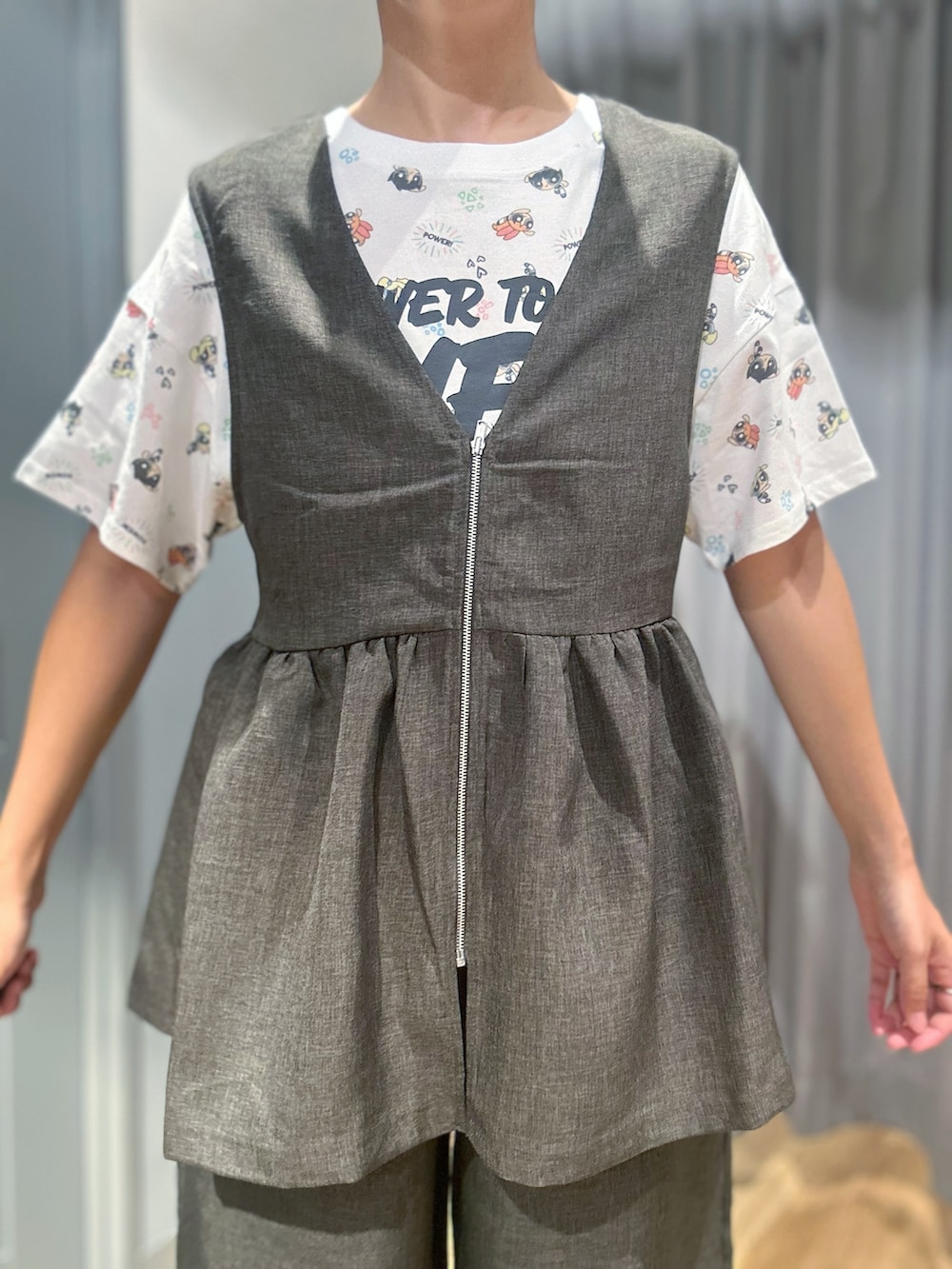 ホワイト系のTシャツ/カットソー、グレー系のベスト、グレー系のその他パンツを着用したレディースの夏コーディネートの4枚目の写真