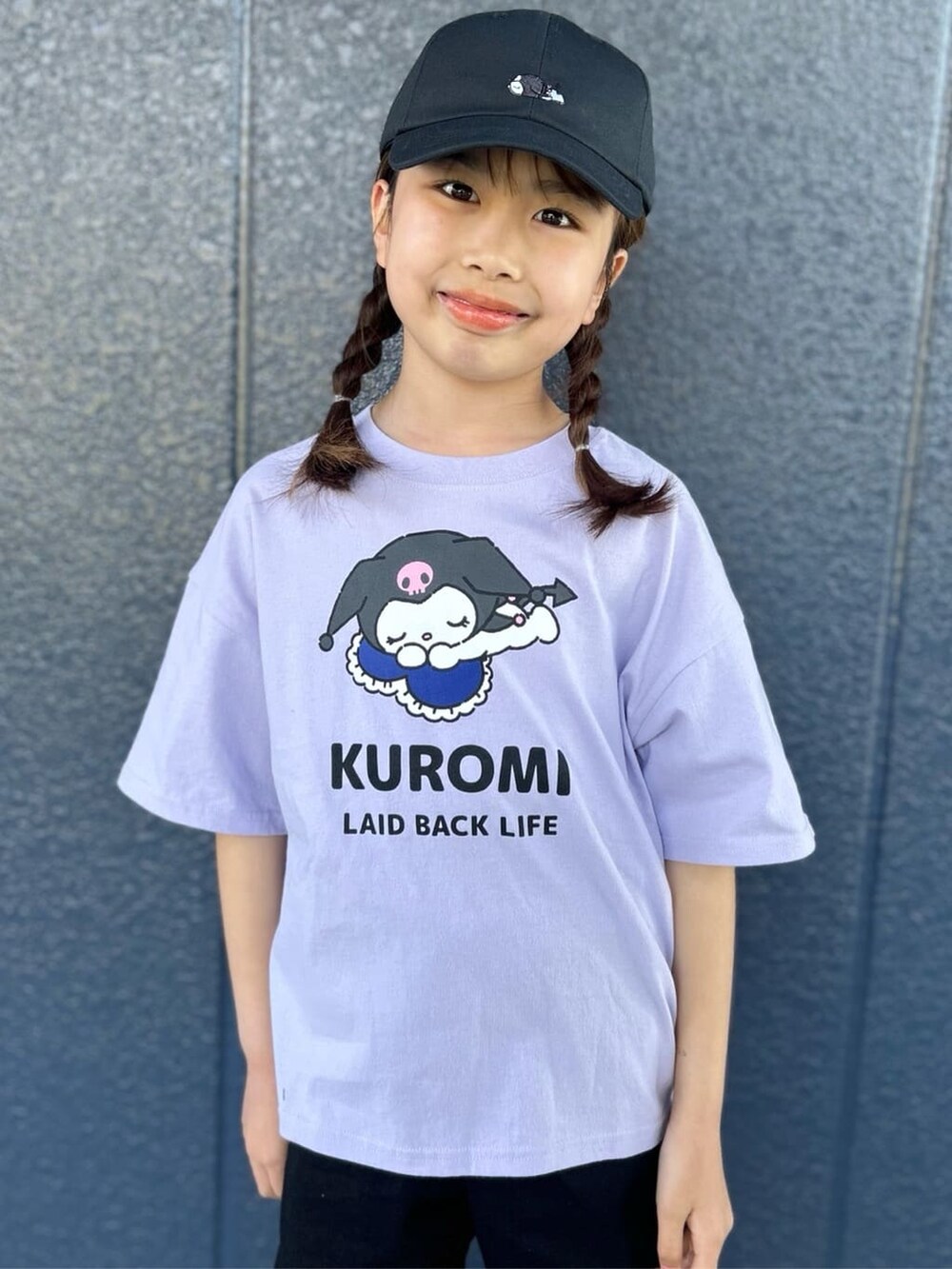 パープル系のTシャツ/カットソー、ブラック系のその他パンツ、ブラック系のショルダーバッグを着用したキッズの春コーディネートの5枚目の写真