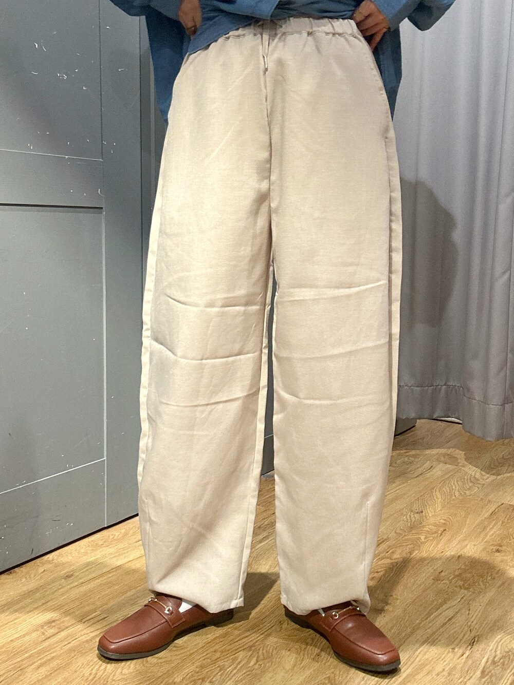 ブルー系のシャツ/ブラウス、ベージュ系のその他パンツ、ホワイト系のタンクトップを着用したレディースの春コーディネートの5枚目の写真