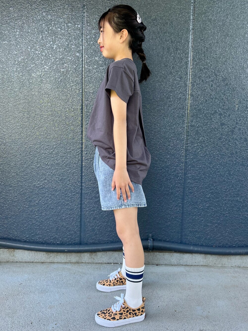 グレー系のTシャツ/カットソー、ブルー系のその他パンツ、ブラック系のショルダーバッグを着用したレディースの春コーディネートの3枚目の写真