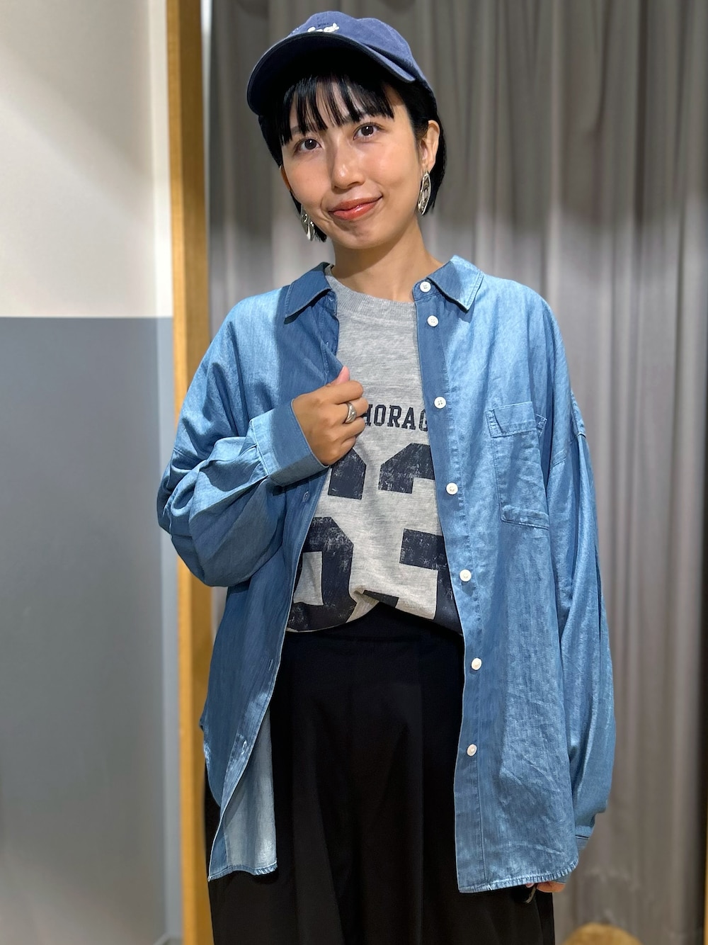 グレー系のTシャツ/カットソー、ブラック系のその他パンツ、ブルー系のシャツ/ブラウスを着用したレディースの秋コーディネートの6枚目の写真