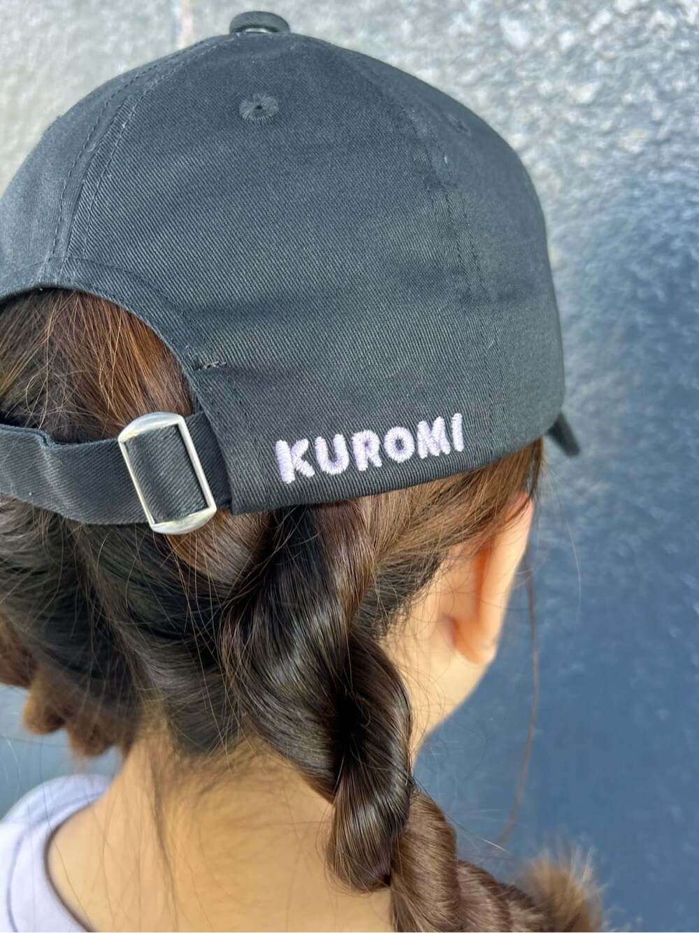 パープル系のTシャツ/カットソー、ブラック系のその他パンツ、ブラック系のショルダーバッグを着用したキッズの春コーディネートの10枚目の写真