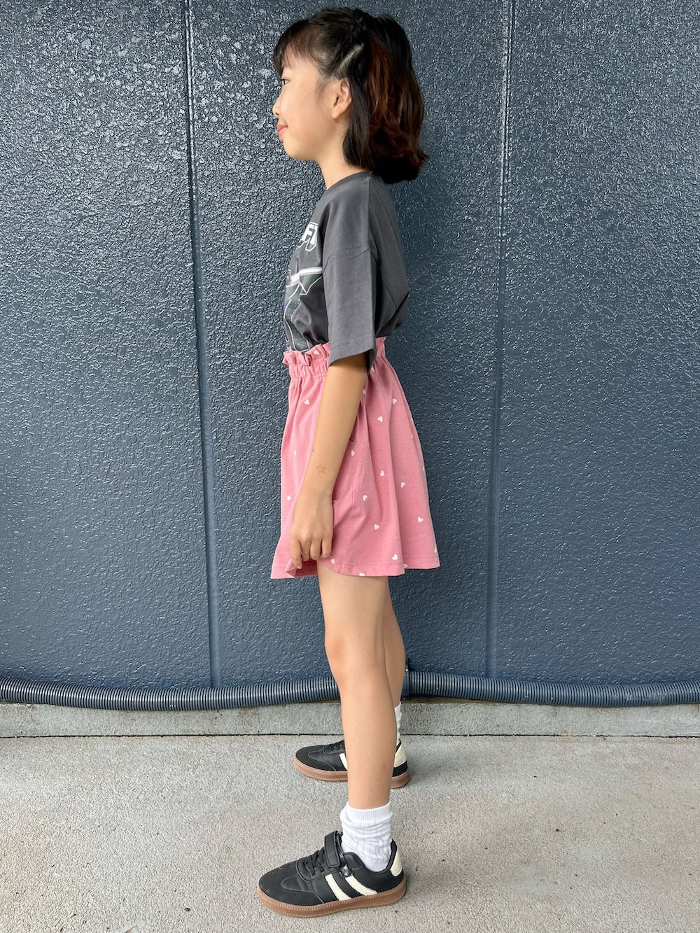 グレー系のTシャツ/カットソー、ピンク系のその他パンツを着用したキッズの夏コーディネートの2枚目の写真