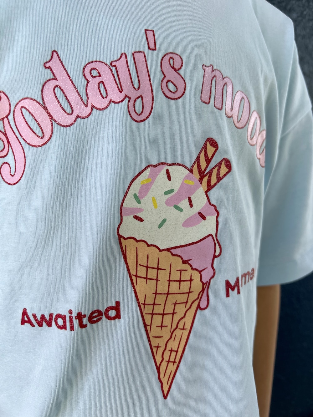 ブルー系のTシャツ/カットソー、イエロー系のその他パンツ、ブラック系のパーカーを着用したキッズの夏コーディネートの6枚目の写真