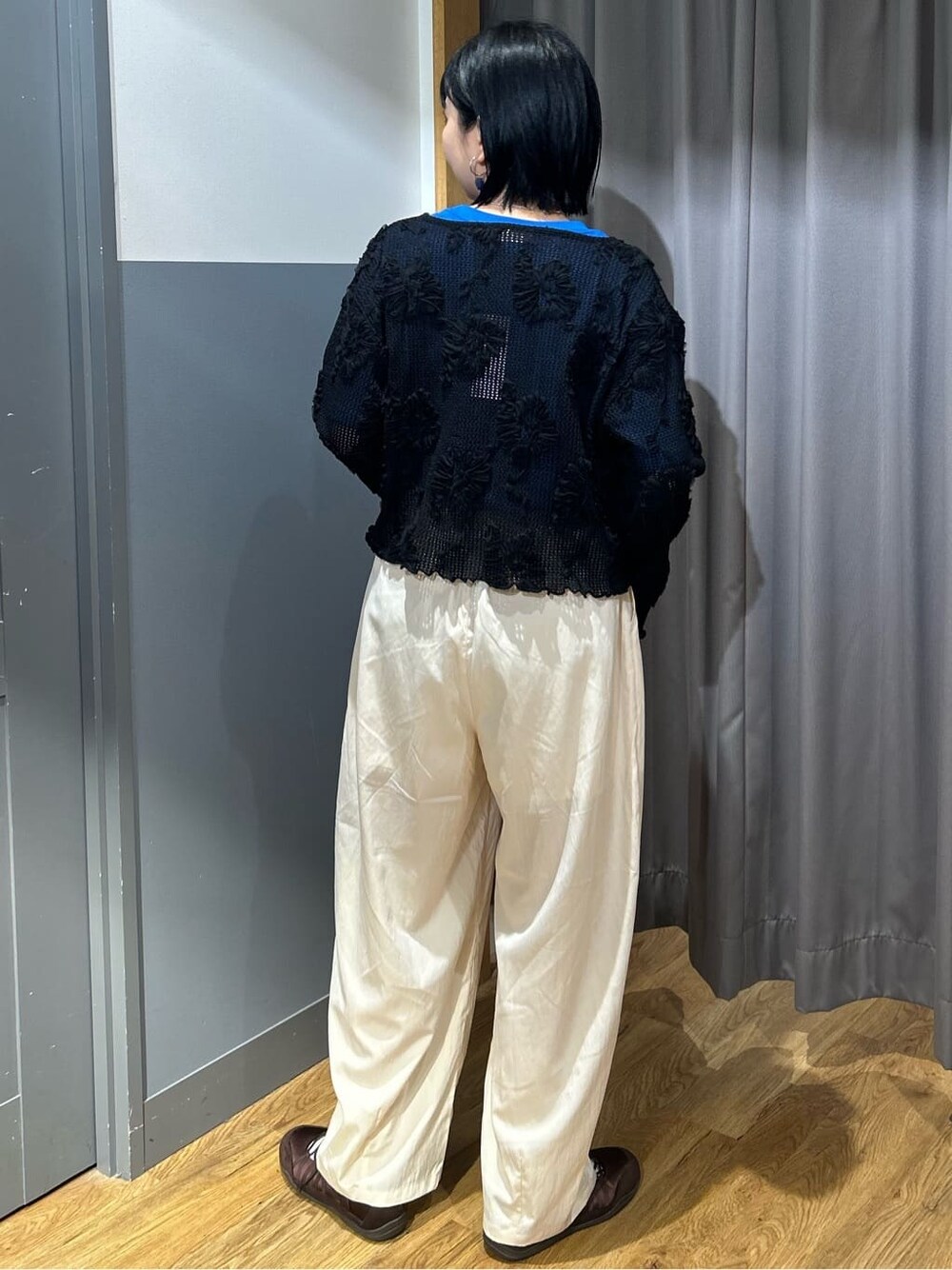 ブルー系のTシャツ/カットソー、ブラック系のカーディガン/ボレロ、ホワイト系のその他パンツを着用したレディースの春コーディネートの4枚目の写真