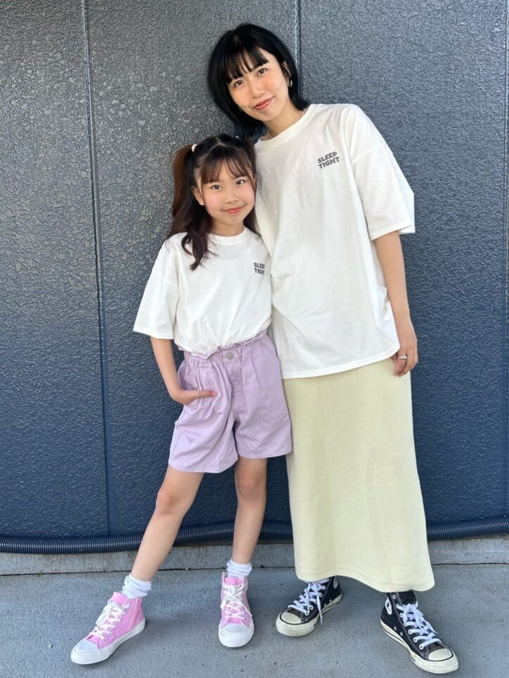 ホワイト系のTシャツ/カットソー、パープル系のその他パンツを着用したキッズの春コーディネートの8枚目の写真