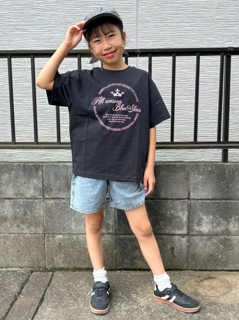 ブラック系のTシャツ/カットソー、ブルー系のその他パンツ、ブラック系のキャップを着用したキッズの夏コーディネートの4枚目の写真