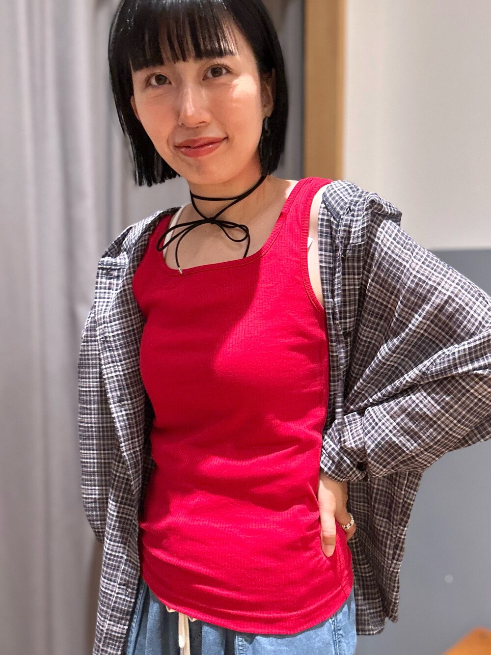 ピンク系のタンクトップ、グレー系のシャツ/ブラウス、ブルー系のデニムパンツを着用したレディースの春コーディネートの6枚目の写真