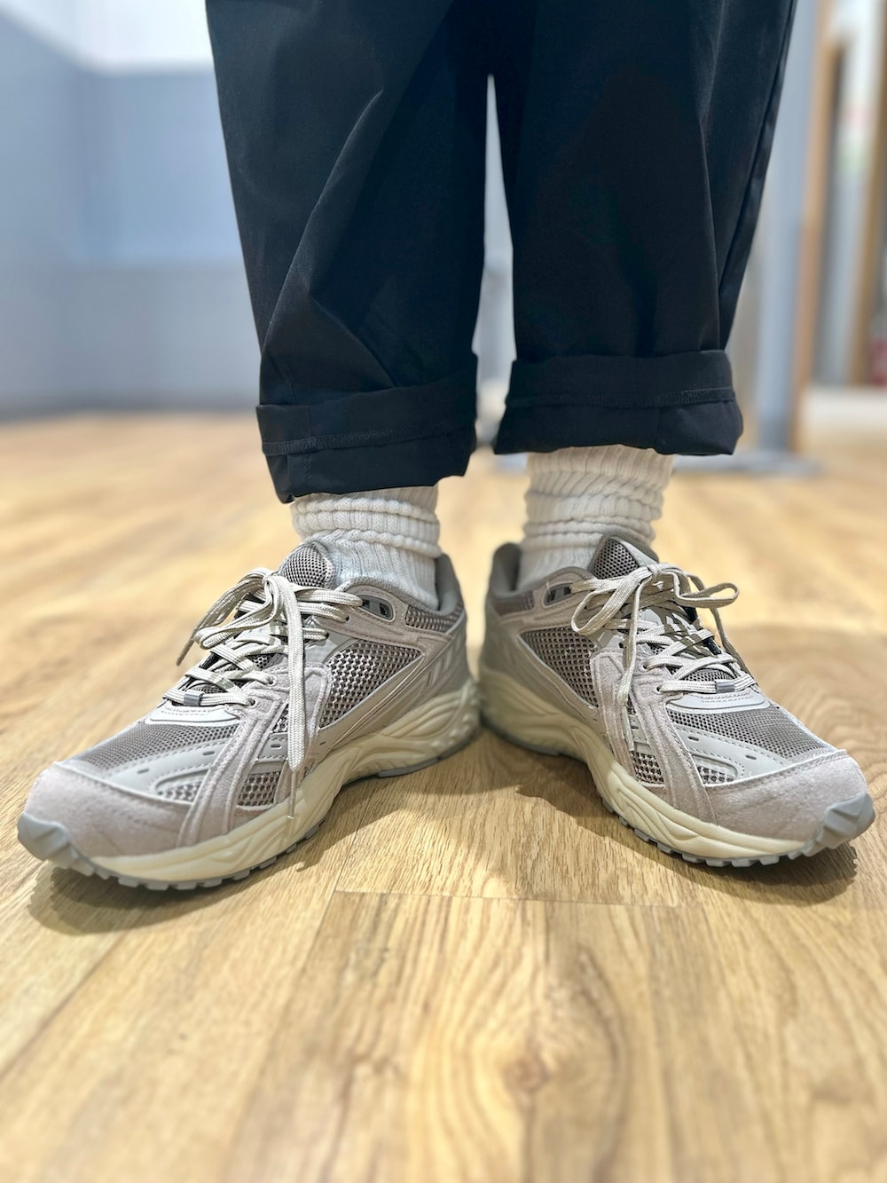 グレー系のスウェット、ブラック系のその他パンツ、ブラック系のトートバッグを着用したレディースの秋コーディネートの6枚目の写真