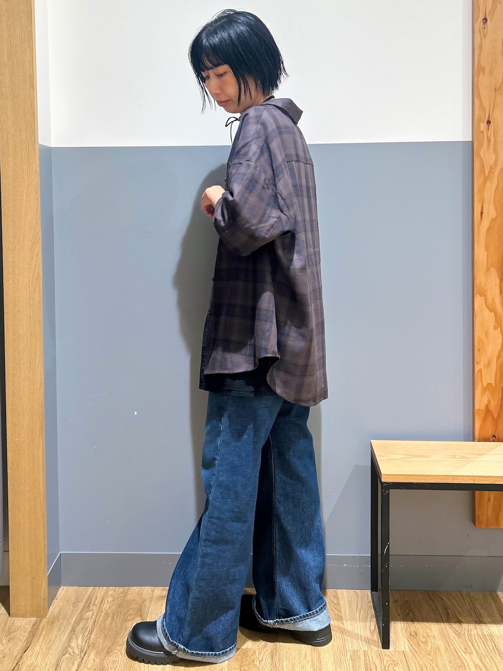 ブラウン系のシャツ/ブラウス、ブラック系のタンクトップ、ブルー系のデニムパンツを着用したレディースの秋コーディネートの2枚目の写真
