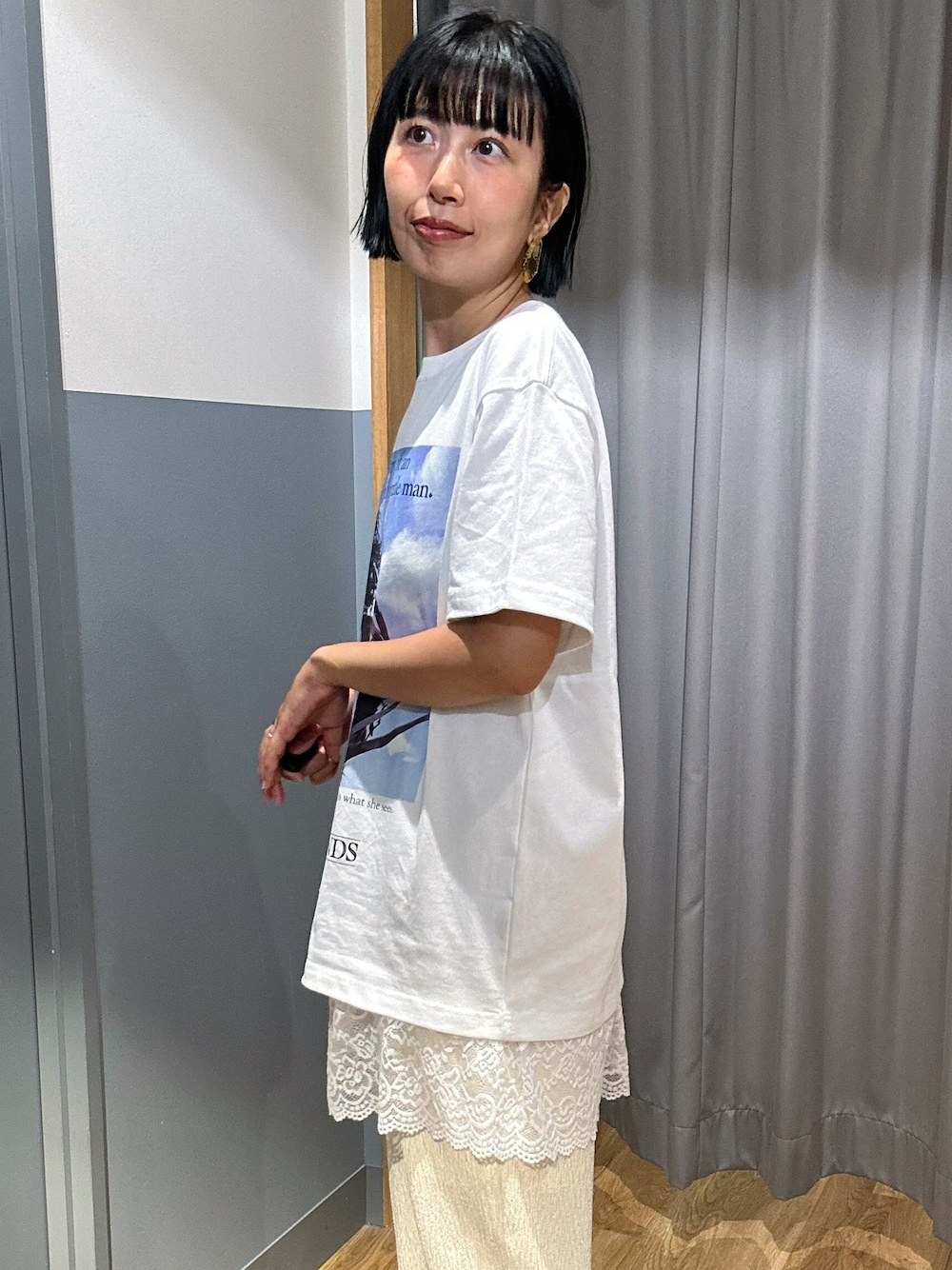 ホワイト系のTシャツ/カットソー、ベージュ系のその他パンツ、ホワイト系のサンダルを着用したレディースの夏コーディネートの7枚目の写真