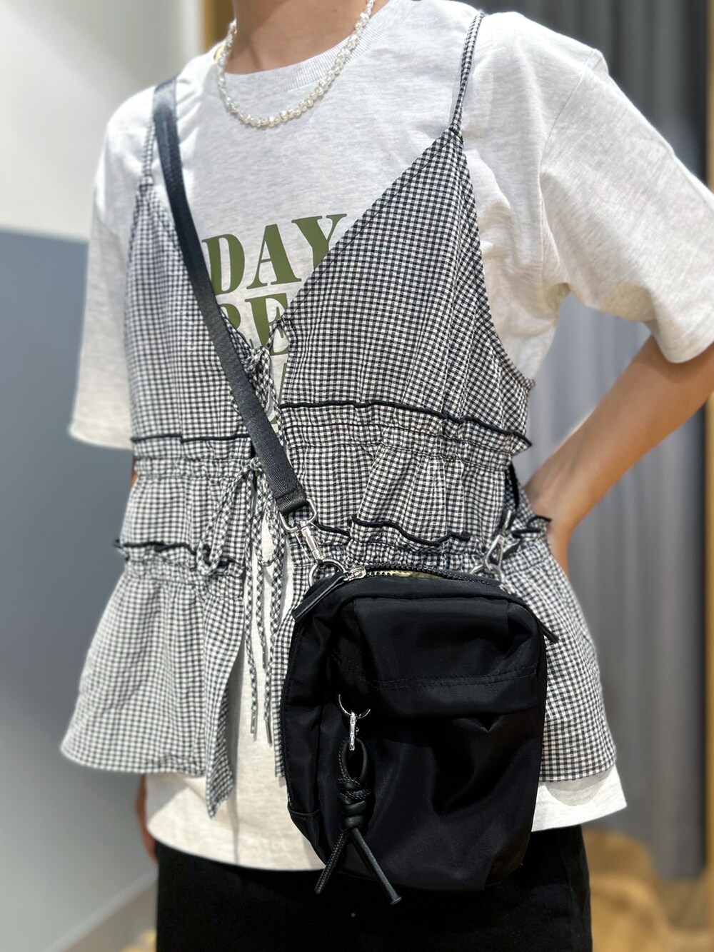 グレー系のTシャツ/カットソー、ブラック系のその他パンツ、ホワイト系のセットアップを着用したレディースの夏コーディネートの9枚目の写真