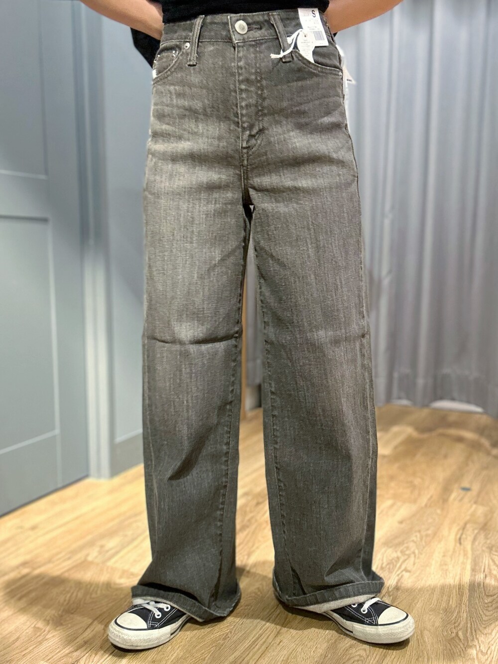 ブラウン系のその他パンツ、ブラック系のベスト、ブラック系のTシャツ/カットソーを着用したレディースの夏コーディネートの6枚目の写真