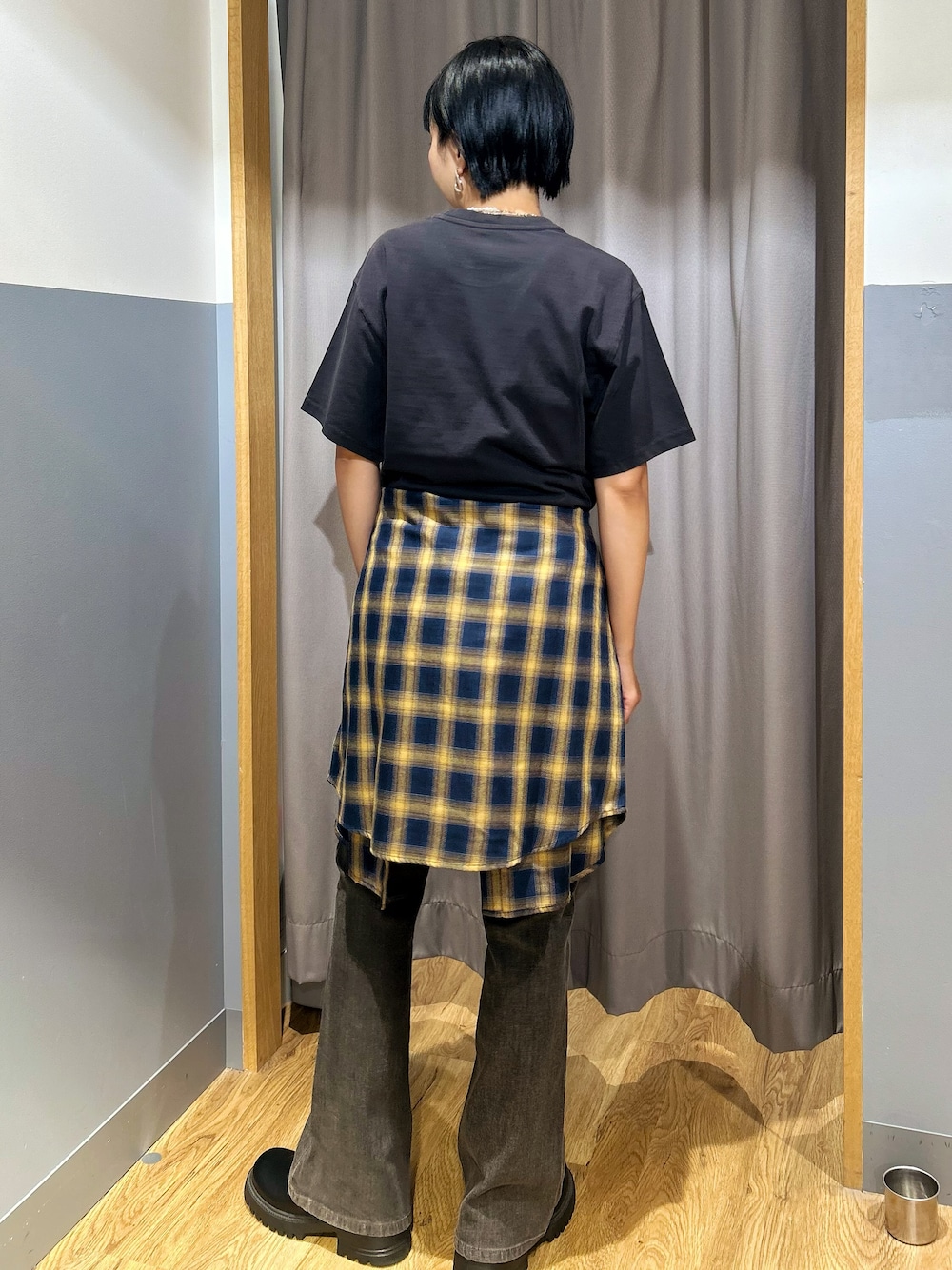 ブラック系のTシャツ/カットソー、ブルー系のシャツ/ブラウス、ブラウン系のその他パンツを着用したレディースの秋コーディネートの3枚目の写真