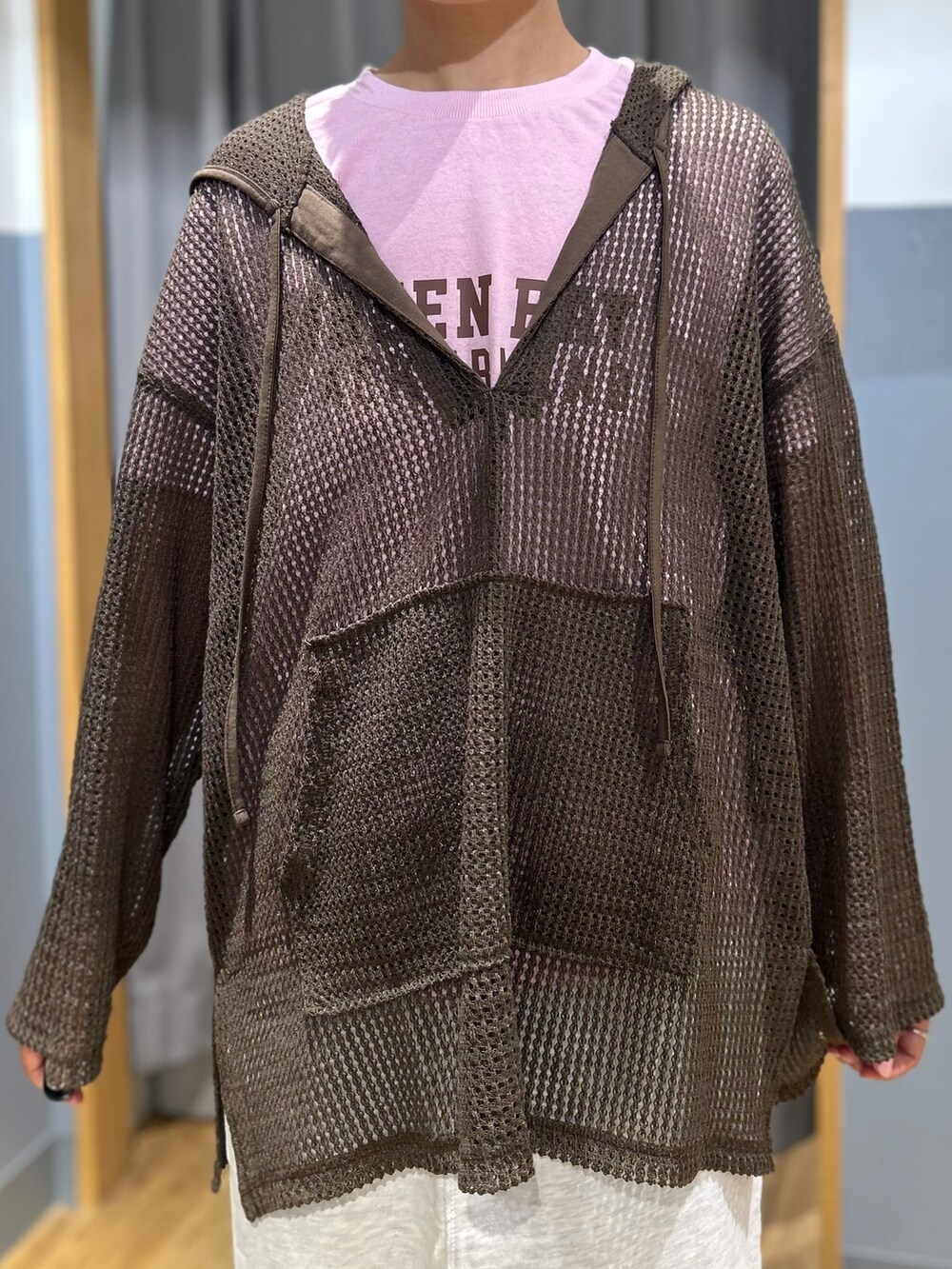 ピンク系のTシャツ/カットソー、ブラウン系のTシャツ/カットソー、グレー系のスカートを着用したレディースの秋コーディネートの4枚目の写真